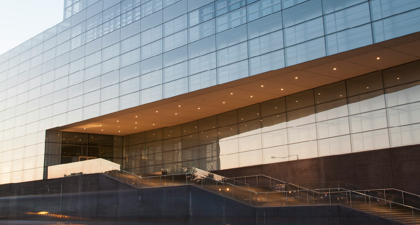 Bilde av et bygg med glassfasade.